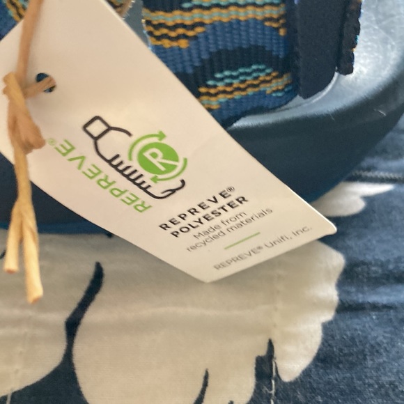 NWT Teva’s with hurricane straps size 6 men’s size 8 women’s - Picture 5 of 7